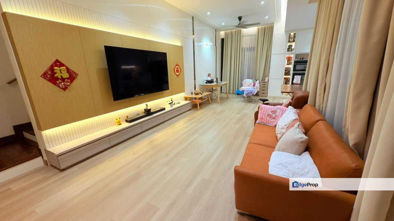 Double storey superlink renovated and guarded at avira medini iskandar puteri, Johor, Nusajaya