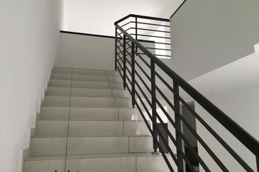 Freehold double storey cluster house guarded at the green horizon hill iskandar puteri