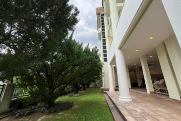 Jalan Puncak Perdana 