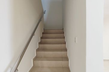 Jalan Suasana, Bandar Tun Hussein Onn