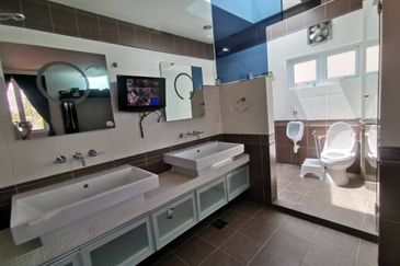 Jalan Puncak Perdana 