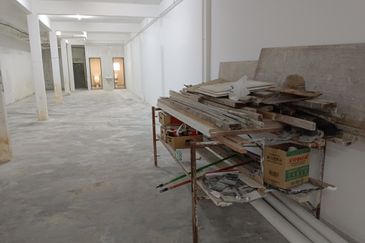 2.5 storey shop lots Batu 11 Cheras for sale