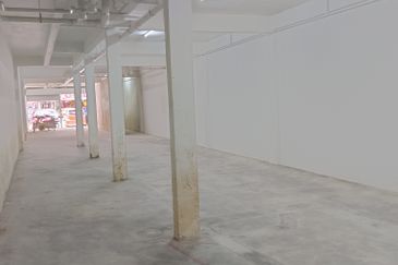 2.5 storey shop lots Batu 11 Cheras for sale