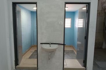 2.5 storey shop lots Batu 11 Cheras for sale