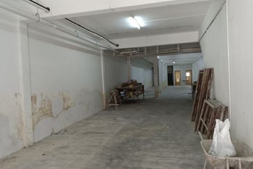 2.5 storey shop lots Batu 11 Cheras for sale