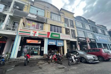 Cheap and Nice 3 Storey Shop Office For Sale 