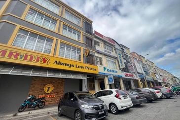 Cheap and Nice 3 Storey Shop Office For Sale 