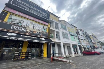 Cheap and Nice 3 Storey Shop Office For Sale 