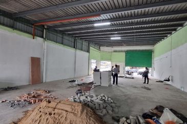 Cheap and Nice  Corner Unit Shop Lot For Sale 