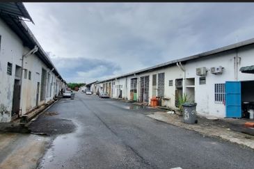 Cheap and Nice  Corner Unit Shop Lot For Sale 