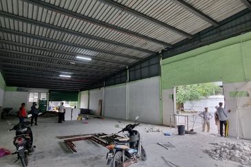 Cheap and Nice  Corner Unit Shop Lot For Sale 