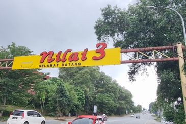 Double storey commercial shop @ kawasan perindustrian nilai 3 for sale