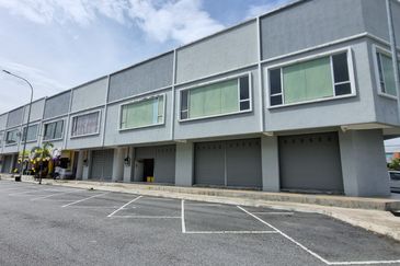 Ground floor commercial shop lot @ Kawasan Perindustrian Nilai 3 for rent