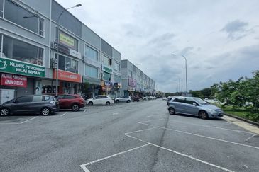 3 storey shop lot / office @ Kawasan Perniagaan Wira Nilai 3 for sale