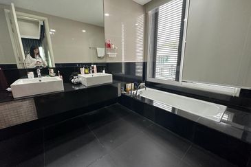 Super Nice 3 Storey Semi-D CORNER house@ Sungai Long for sale