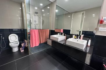 Super Nice 3 Storey Semi-D CORNER house@ Sungai Long for sale