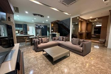 Super Nice 3 Storey Semi-D CORNER house@ Sungai Long for sale