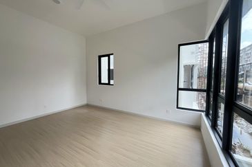 New 3 Storey Semi D House @ Bukit Serdang Seri Kembangan For Sale