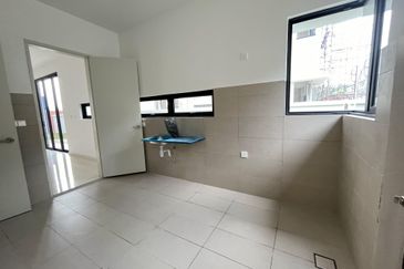 New 3 Storey Semi D House @ Bukit Serdang Seri Kembangan For Sale