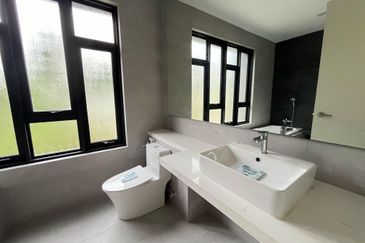 New 3 Storey Semi D House @ Bukit Serdang Seri Kembangan For Sale