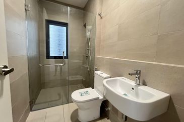 New 3 Storey Semi D House @ Bukit Serdang Seri Kembangan For Sale