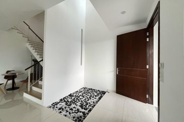 New 3 Storey Semi D House @ Bukit Serdang Seri Kembangan For Sale