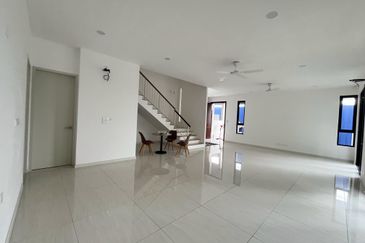 New 3 Storey Semi D House @ Bukit Serdang Seri Kembangan For Sale