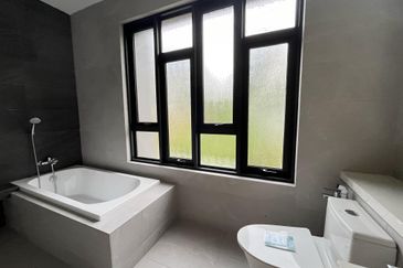 New 3 Storey Semi D House @ Bukit Serdang Seri Kembangan For Sale