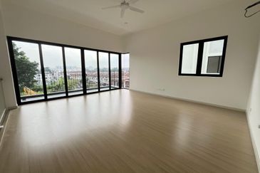 New 3 Storey Semi D House @ Bukit Serdang Seri Kembangan For Sale