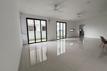 New 3 Storey Semi D House @ Bukit Serdang Seri Kembangan For Sale