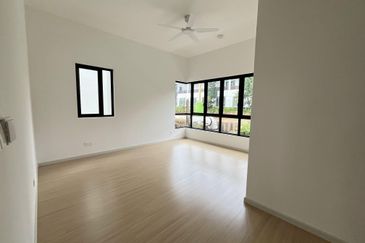 New 3 Storey Semi D House @ Bukit Serdang Seri Kembangan For Sale