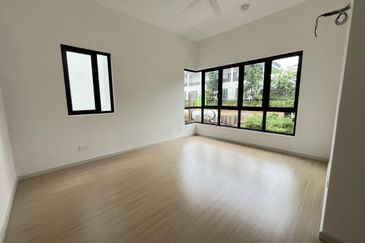 New 3 Storey Semi D House @ Bukit Serdang Seri Kembangan For Sale