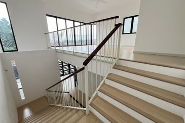 New 3 Storey Semi D House @ Bukit Serdang Seri Kembangan For Sale