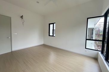 New 3 Storey Semi D House @ Bukit Serdang Seri Kembangan For Sale