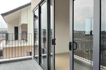 New 3 Storey Semi D House @ Bukit Serdang Seri Kembangan For Sale