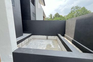 New 3 Storey Semi D House @ Bukit Serdang Seri Kembangan For Sale