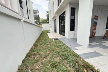 New 3 Storey Semi D House @ Bukit Serdang Seri Kembangan For Sale