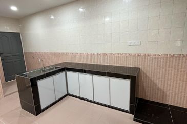 Taman Damai Jaya / Single Storey End Lot / 4Bed 2B