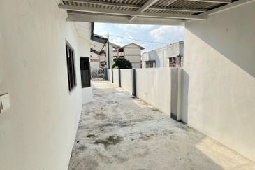 Taman Damai Jaya / Single Storey End Lot / 4Bed 2B