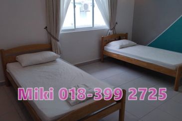 For Sale 3-Storey Terraced House Facing Seaview at Shamrock Beach Villas in Batu Ferringhi.