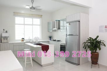 For Sale 3-Storey Terraced House Facing Seaview at Shamrock Beach Villas in Batu Ferringhi.