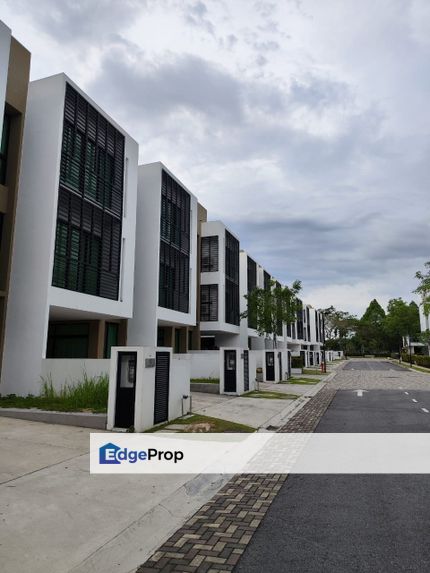 Freehold With Partially Furnished Three Storey Superlink House @ Residensi Bayou For Sale , Johor, Gelang Patah