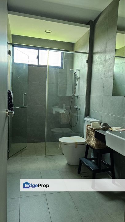 Freehold With Partially Furnished Three Storey Superlink House @ Residensi Bayou For Sale , Johor, Gelang Patah