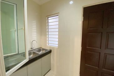 Laman Rimbunan , Renovated , Kitchen Extended