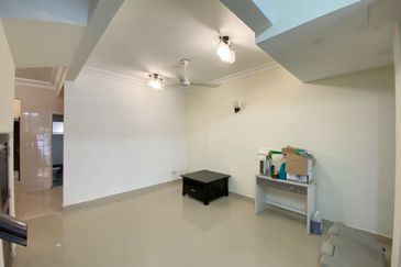 Laman Rimbunan , Renovated , Kitchen Extended