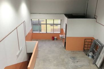Renovated 2.5 Storey Factory Warehouse Taman Perindustrian Belmas Johan Rawang For Rent