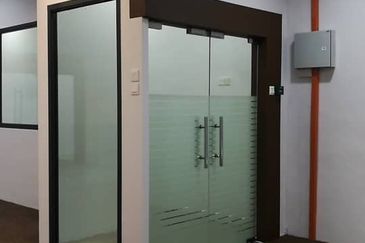 Renovated 2.5 Storey Factory Warehouse Taman Perindustrian Belmas Johan Rawang For Rent