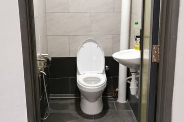 Renovated 2.5 Storey Factory Warehouse Taman Perindustrian Belmas Johan Rawang For Rent