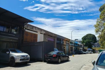 Double Storey Factory Warehouse LRT Bukit OUG Industrial Business Park Bukit Jalil Kuala Lumpur For Rent