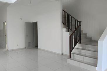 Freehold Double Storey Terrace House Endlot Queensbury Mahkota Hills Bandar Tasik Senangin Lenggeng For Sale